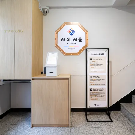 Hi Seoul hostel Myeongdong West Отели рядом с достопримечательностью «Торговый центр M Plaza»