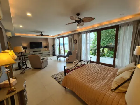 ห้องดีลักซ์ชั้นบนพร้อมวิวแม่น้ำและสระว่ายน้ำ