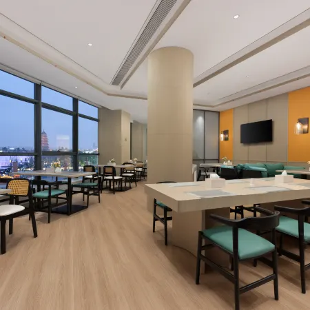 Liyi Hotel (Xi 'an Datang Sleepless City Big Wild Goose Pagoda Subway Station Branch)