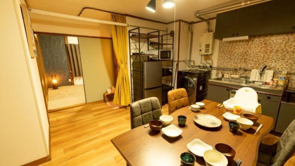 Newly opened! Great value, 10 min to Ski Center, 28 min to Rinku, 3 min to convenience store.