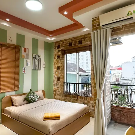 Saigon Riverside Retreat - Bright Balcony Studio with City View near Ben Thanh Market Отели рядом с достопримечательностью «Стадион Фу Тхо»