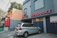 RedDoorz near RSUD Koja - guesthouses