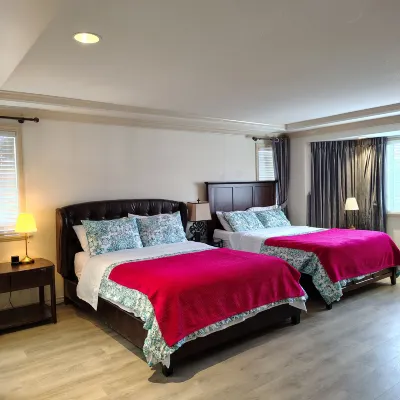 Go House B&B, Queen Bed, Private Bathroom in Richmond. Hotels near Steveston Tram
