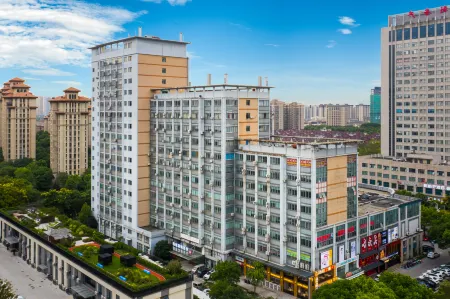 QX Chinese-style Hotel (Haining Intime City) Отели рядом с достопримечательностью «Former residence of Zhimo Xu»