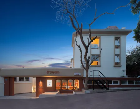 stream Отели рядом с достопримечательностью «One Country Two Systems Beach»