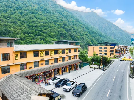 Home Hotels Отели рядом с достопримечательностью «Wolong Town»