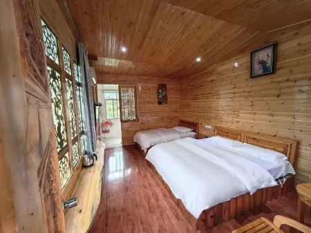 Lugu Lake Hualou Hotel Отели рядом с достопримечательностью «Zouhun Bridge (Walking Marriage Bridge)»