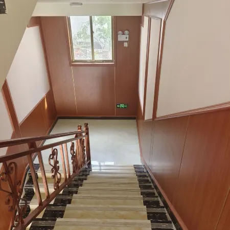 Deqin Fuyuan Business Hotel