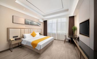 A modern bedroom with a large bed and a sitting area in the middle, unfurnished at Konggang Hotel (Harbin Airport International Terminal)