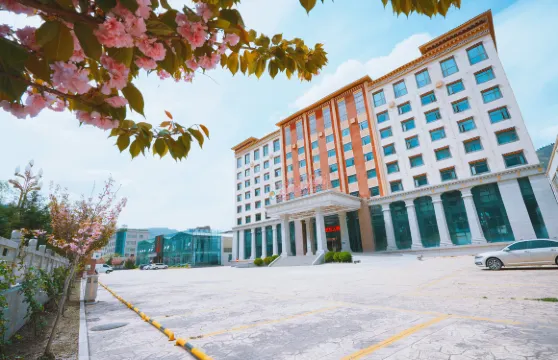 迭部苯日欽牡大酒店