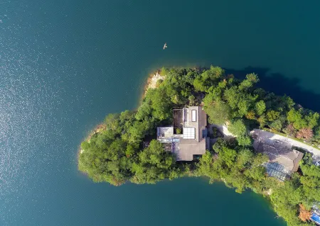 The villa of Thousand Island Lake Отели рядом с достопримечательностью «Hubin Park»