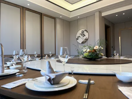 Ruiyu Hotel Отели рядом с достопримечательностью «Giant Buddha in Rong County»