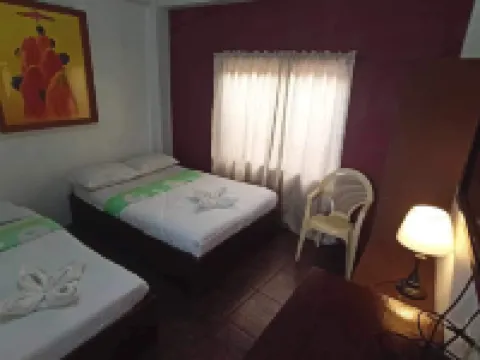 อันโตนิโอส์ เพนชั่นเฮาส์ โรงแรมในดีโปโลก