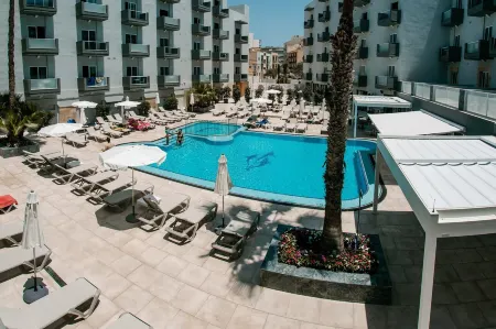 Pebbles Resort Отели рядом с достопримечательностью «Pjazza San Pawl Playground»