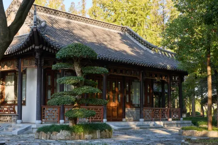 Floral Lux Guazhou Ancient Ferry Hotel (Yangzhou Zhang Ruoxu Memorial Hall) Отели рядом с достопримечательностью «Guazhou Gudu Scenic Area»