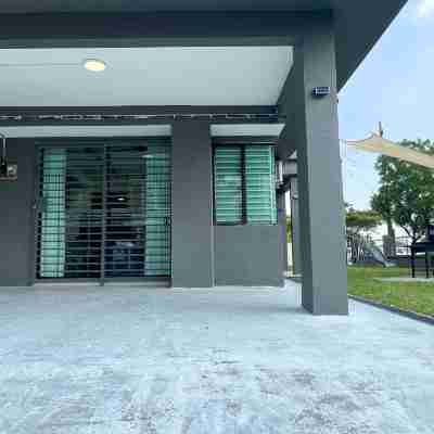 Corner House Puchong 18 pax BBQ Kid Friendly Hotel Exterior
