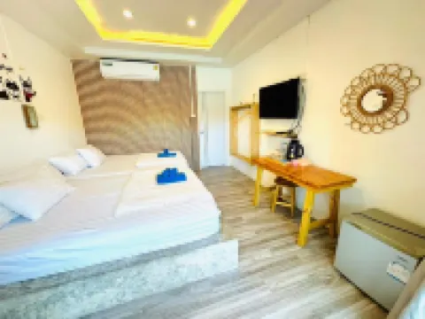 Baancaptainhook Pool Kohlarn Hotels near Koh Lan