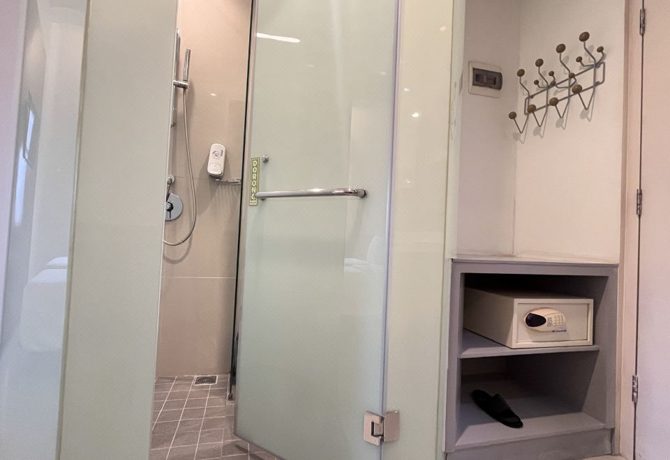 LAMORA Kota Lama Surabaya의 현대적인 로비 이미지