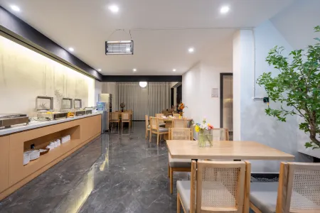 Dachang Business Hotel (Baoshan Wuyue Plaza High-speed Railway Station) Отели в г. Баошан