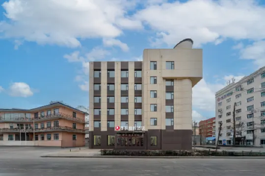 Jifeng Resort Hotel (Heihe Central Commercial Pedestrian Street Branch)