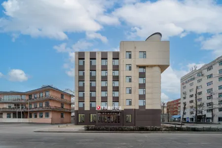 Jifeng Resort Hotel (Heihe Central Commercial Pedestrian Street Branch) Отели рядом с достопримечательностью «Lv'e Overseas Chinese Memorial Hall»