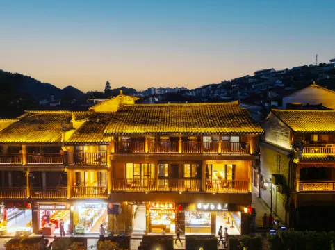 Jingsu Menglan · Beishe Jiangjing Homestay (Phoenix Ancient City Cuicui Water Wedding Shop) Отели рядом с достопримечательностью «Temple of the Queen of Heaven»