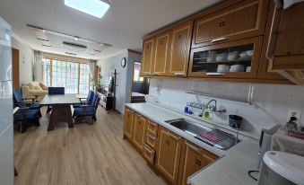 Ha-Wahyeon HOUSE: Great location, views and vibe!