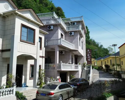 Banshan Du Homestay Hotels in Ebian
