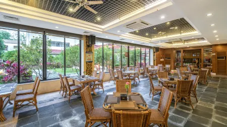 Freely Hover Hotel Отели в г. Синьсин