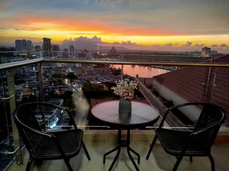 Kuching City Center Riverine Apartment With Balcony & City Views Отели рядом с достопримечательностью «New Sarawak State Legislative Assembly Bldg»