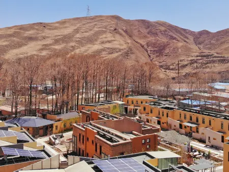 24 Courtyards of Mt. Riyue Отели в г. Хуанъюань