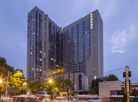 Wuhan Feiyue International Hotel (Guanggu Pedestrian Street Guanggu Square Subway Station Branch) Отели рядом с достопримечательностью «Wuhan University of Engineering, College of Posts, Telecommunications and Information Engineering (Academy of Posts and Sciences Branch)»