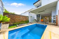 Convenient 4Br with Private Pool Close to Airport فنادق في Rosebery