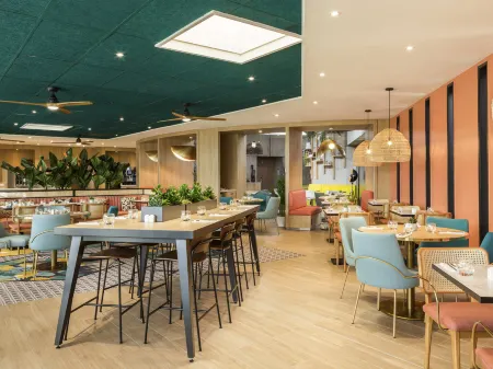 Novotel Paris Charles-De-Gaulle Airport Отели рядом с достопримечательностью «Fresque "Abri bus 2"»