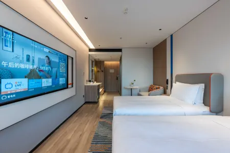 Holiday Inn Express Shanghai Changyang Road by IHG Отели рядом с достопримечательностью «Shanghai Electric Power Technology and Management College»