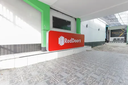RedDoorz Near Mayapada Hospital Surabaya Отели рядом с достопримечательностью «Зоопарк Сурабая»