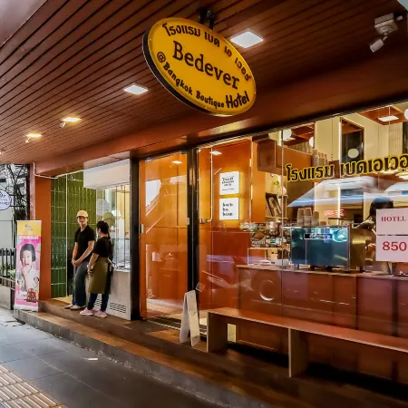 StayAt Bedever Bangkok Hotel Отели рядом с достопримечательностью «Станция надземного метро Phra Khanong»