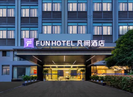 QX Chinese-style Hotel (Haining Intime City) Отели рядом с достопримечательностью «Former residence of Zhimo Xu»