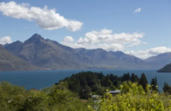 Lakeview Paradise: 3BR, Hot Tub, BBQ, Garden