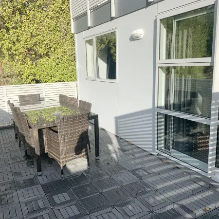 3-Bed Queenstown Apt with Balcony, Close to Town