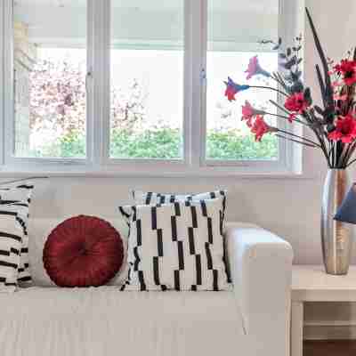 2 bed flat, dedicated workspace, Parking, 4KTV Hotel Exterior