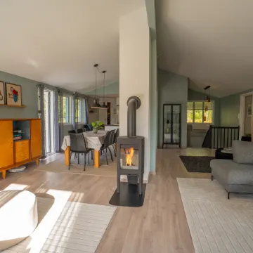 Large modern house, perfect for northern lights hunting.