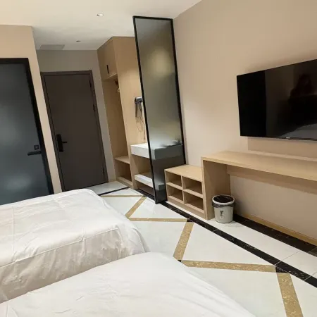 Amy Smart Hotel