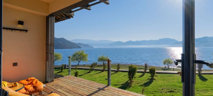 Yan sit lake view luxury B&B (Lugu Lake pig trough boat tour lake big falling water village store) Ξενοδοχεία στην πόλη Νίνγκλανγκ