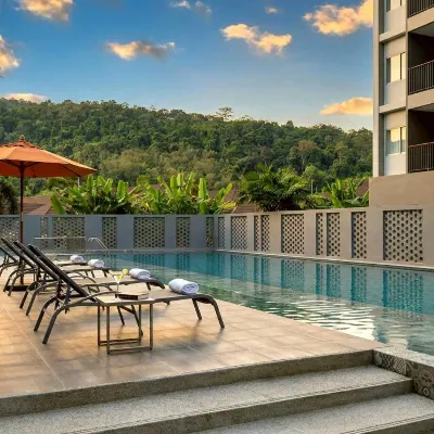 Beehive Boutique Hotel Phuket Отели рядом с достопримечательностью «Храм Чалонг»