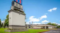 Motel 6 Groves, TX - parking