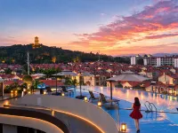 โรงแรมรีสอร์ทมันเหอ ไมล์ - สระว่ายน้ำแบบอินฟินิตี้