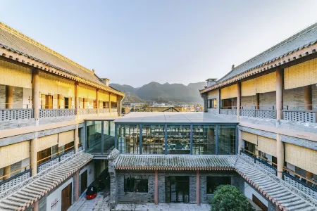 Meixian runya Deer and Whale Mountain Residence Отели рядом с достопримечательностью «Eye of Mount Taibai»