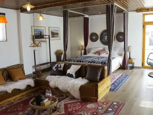 Hezuo Yanou · Meiren Saju Homestay