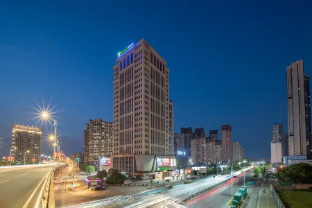 Holiday Inn Express Nanchang  Tengwang Pavilion Отели рядом с достопримечательностью «Qiushui Square»
